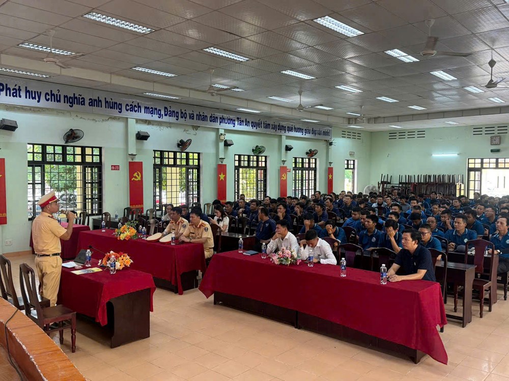Tuyên truyền an toàn giao thông cho tài xế xe điện phục vụ du lịch ở Hội An - ảnh 1