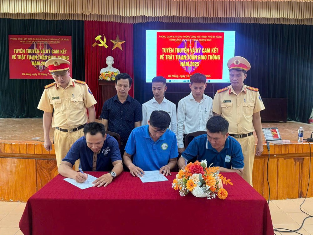 Tuyên truyền an toàn giao thông cho tài xế xe điện phục vụ du lịch ở Hội An - ảnh 2