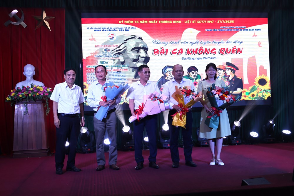 “Bài ca không quên” tri ân các anh hùng liệt sĩ, thương bệnh binh - ảnh 1