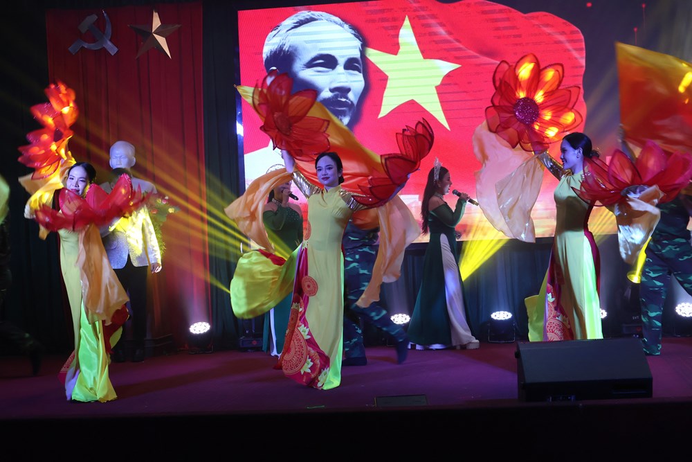 “Bài ca không quên” tri ân các anh hùng liệt sĩ, thương bệnh binh - ảnh 11