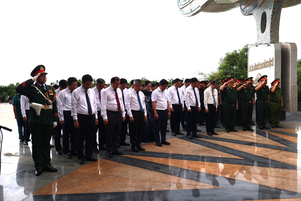 Bộ VHTTDL dâng hương, tri ân gia đình liệt sĩ nhân kỷ niệm 78 năm Ngày Thương binh - Liệt sĩ - ảnh 2
