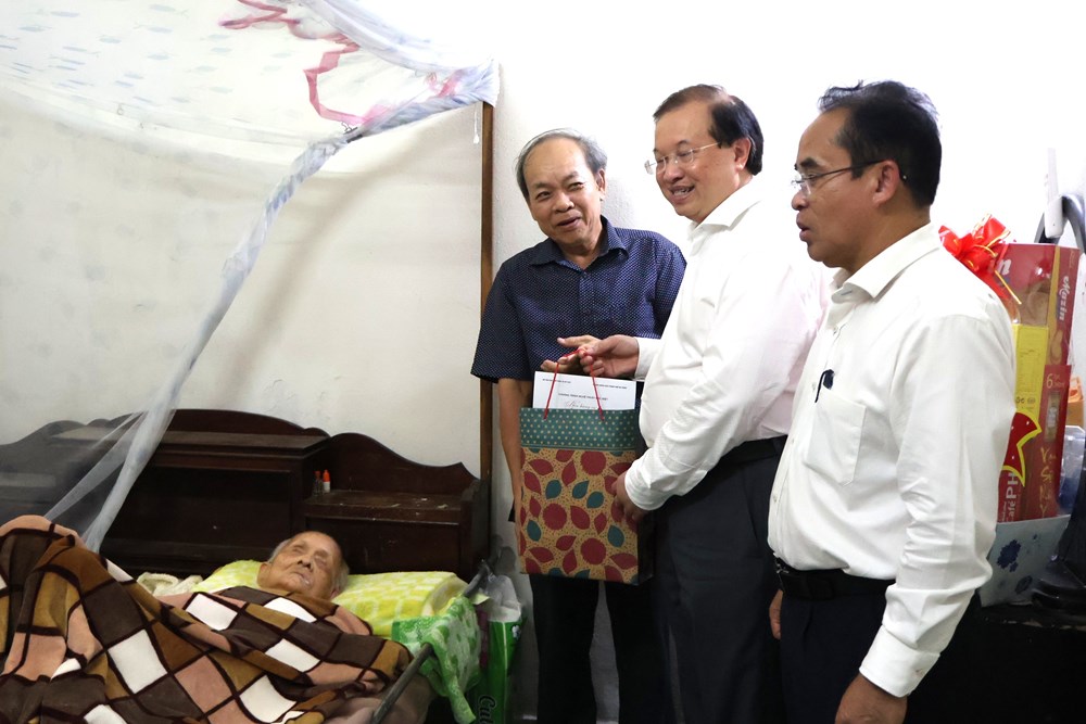 Bộ VHTTDL dâng hương, tri ân gia đình liệt sĩ nhân kỷ niệm 78 năm Ngày Thương binh - Liệt sĩ - ảnh 6