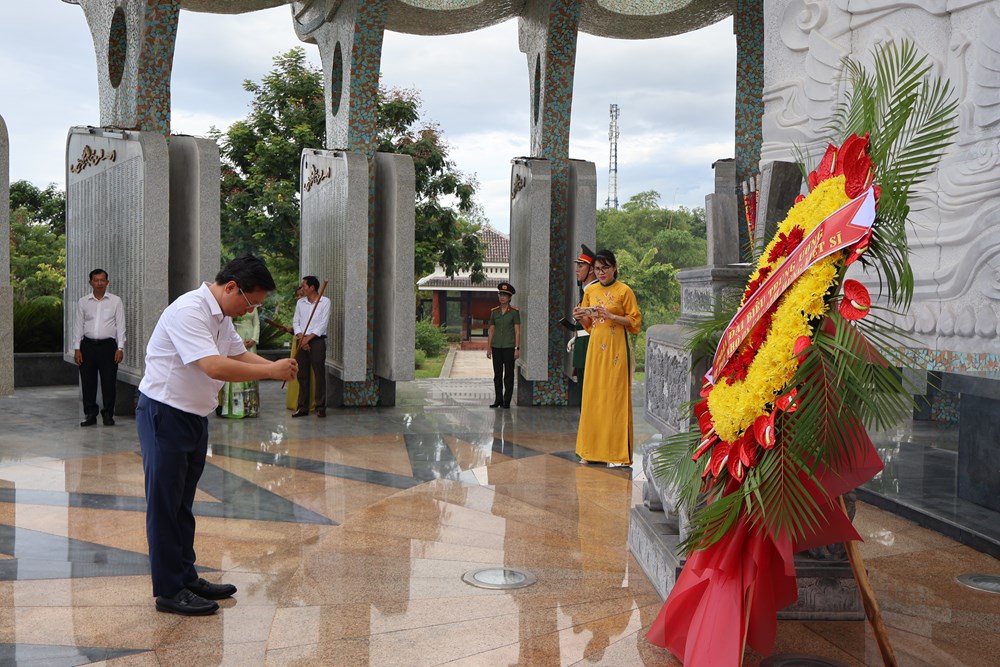 Bộ VHTTDL dâng hương, tri ân gia đình liệt sĩ nhân kỷ niệm 78 năm Ngày Thương binh - Liệt sĩ - ảnh 3