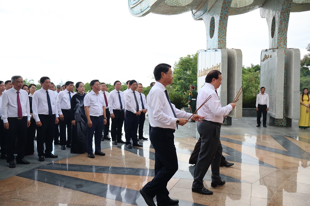 Bộ VHTTDL dâng hương, tri ân gia đình liệt sĩ nhân kỷ niệm 78 năm Ngày Thương binh - Liệt sĩ - ảnh 9