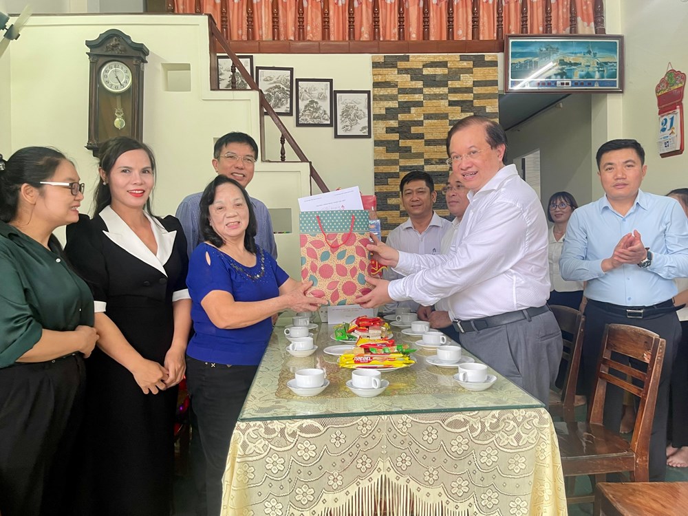Bộ VHTTDL dâng hương, tri ân gia đình liệt sĩ nhân kỷ niệm 78 năm Ngày Thương binh - Liệt sĩ - ảnh 8