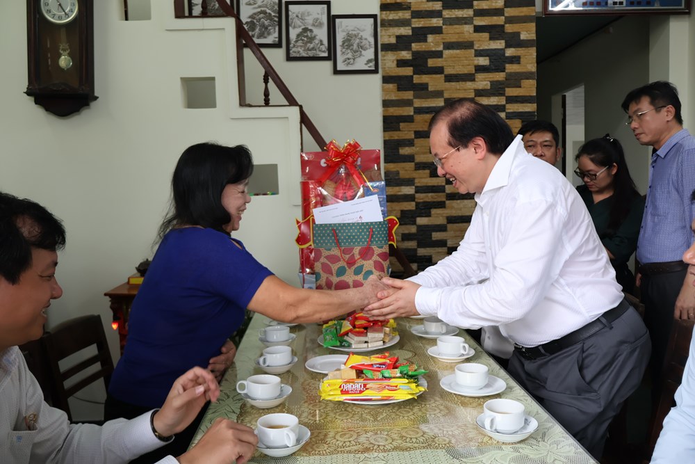 Bộ VHTTDL dâng hương, tri ân gia đình liệt sĩ nhân kỷ niệm 78 năm Ngày Thương binh - Liệt sĩ - ảnh 7