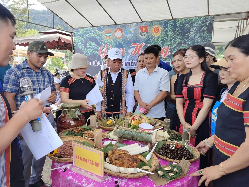 200 cây sâm “so tài” tại Hội thi sâm Ngọc Linh - ảnh 7