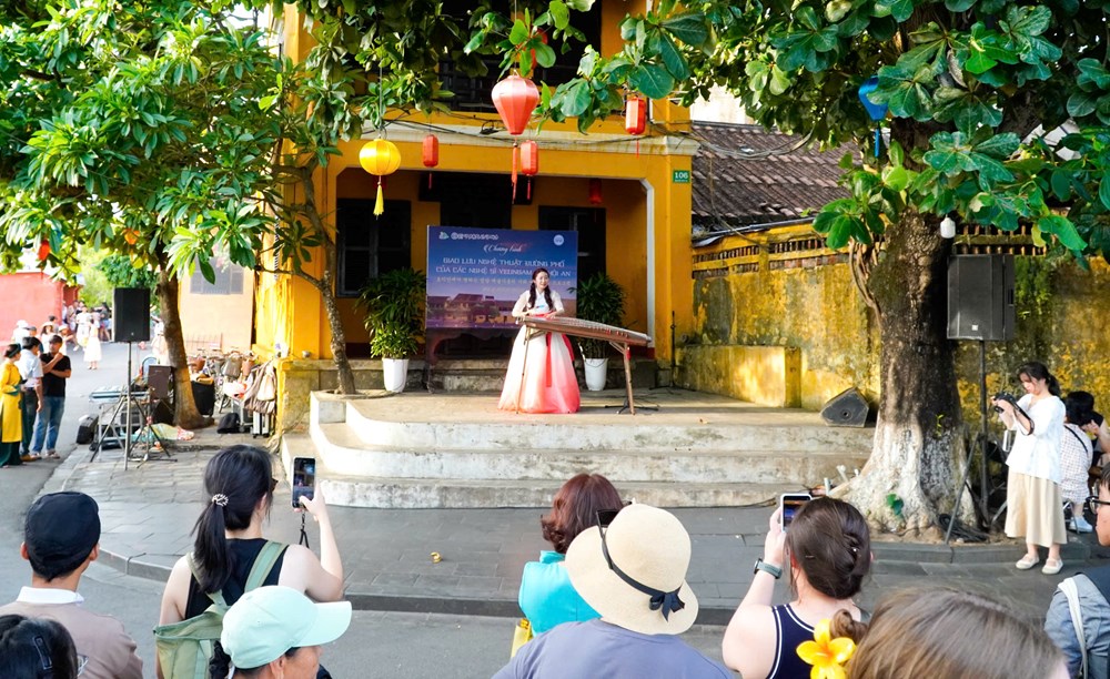  Nghệ sĩ Hàn Quốc giao lưu, biểu diễn tại phố cổ Hội An - ảnh 1