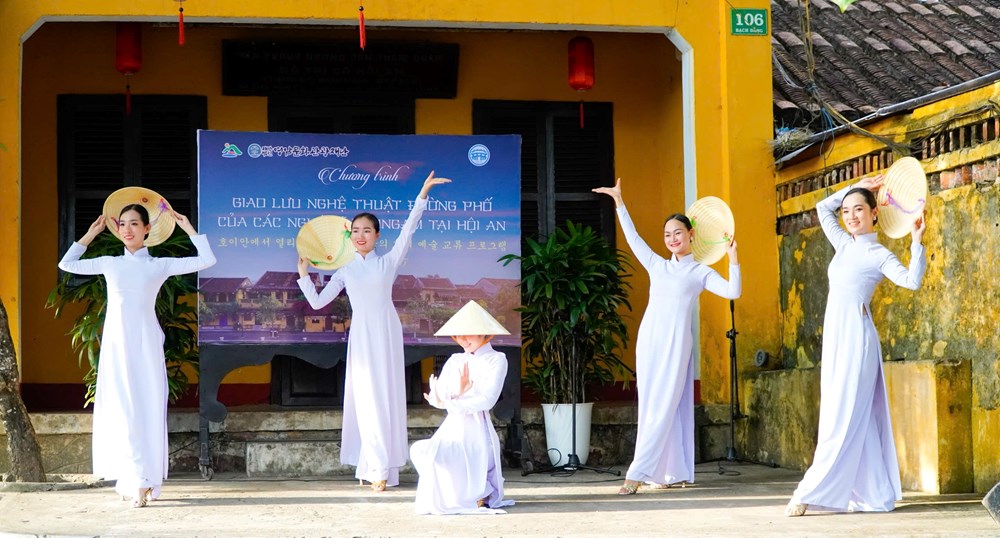  Nghệ sĩ Hàn Quốc giao lưu, biểu diễn tại phố cổ Hội An - ảnh 4