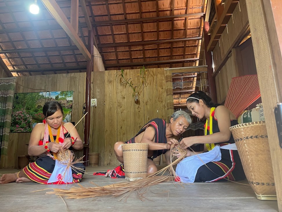 Giữ nghề truyền thống, giữ hồn văn hóa của đồng bào Ca Dong - ảnh 2