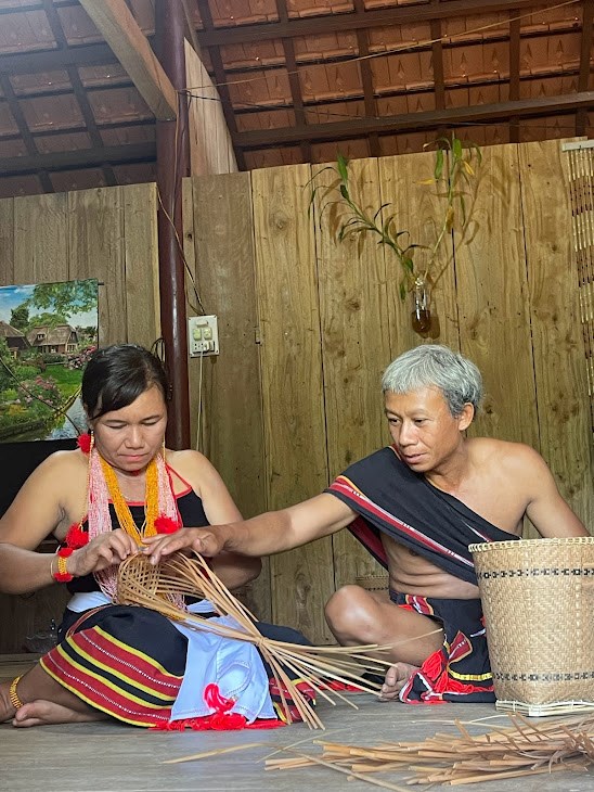 Giữ nghề truyền thống, giữ hồn văn hóa của đồng bào Ca Dong - ảnh 1
