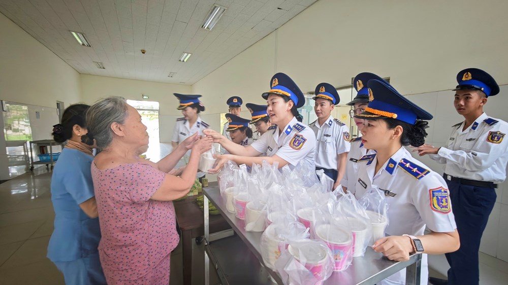 Nồi cháo nghĩa tình của các nữ chiến sĩ Cảnh sát biển - ảnh 2