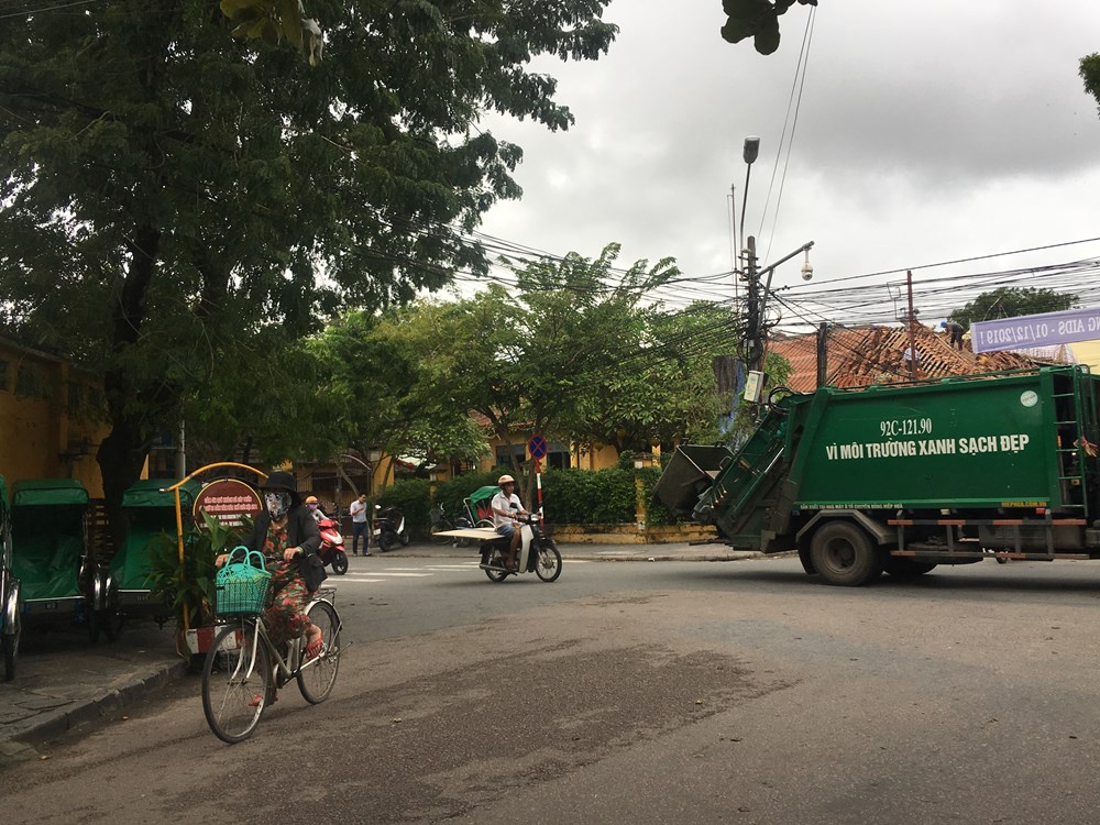 Mỗi nhà có ít nhất 2 thùng chứa rác, thực hiện nghiêm phân loại tại nguồn - ảnh 1