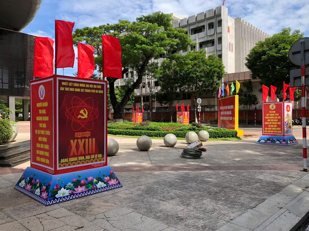 Phố phường rực rỡ sắc cờ hoa chào mừng Đại hội XXIII Đảng bộ thành phố - ảnh 4