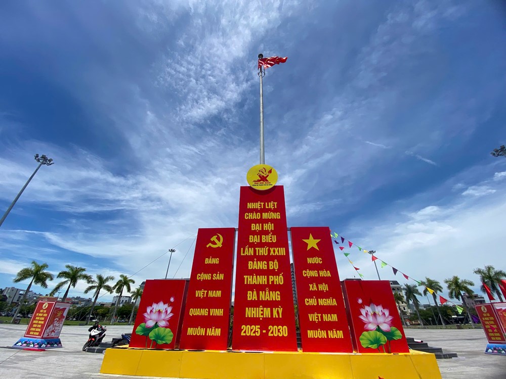 Phố phường rực rỡ sắc cờ hoa chào mừng Đại hội XXIII Đảng bộ thành phố - ảnh 1