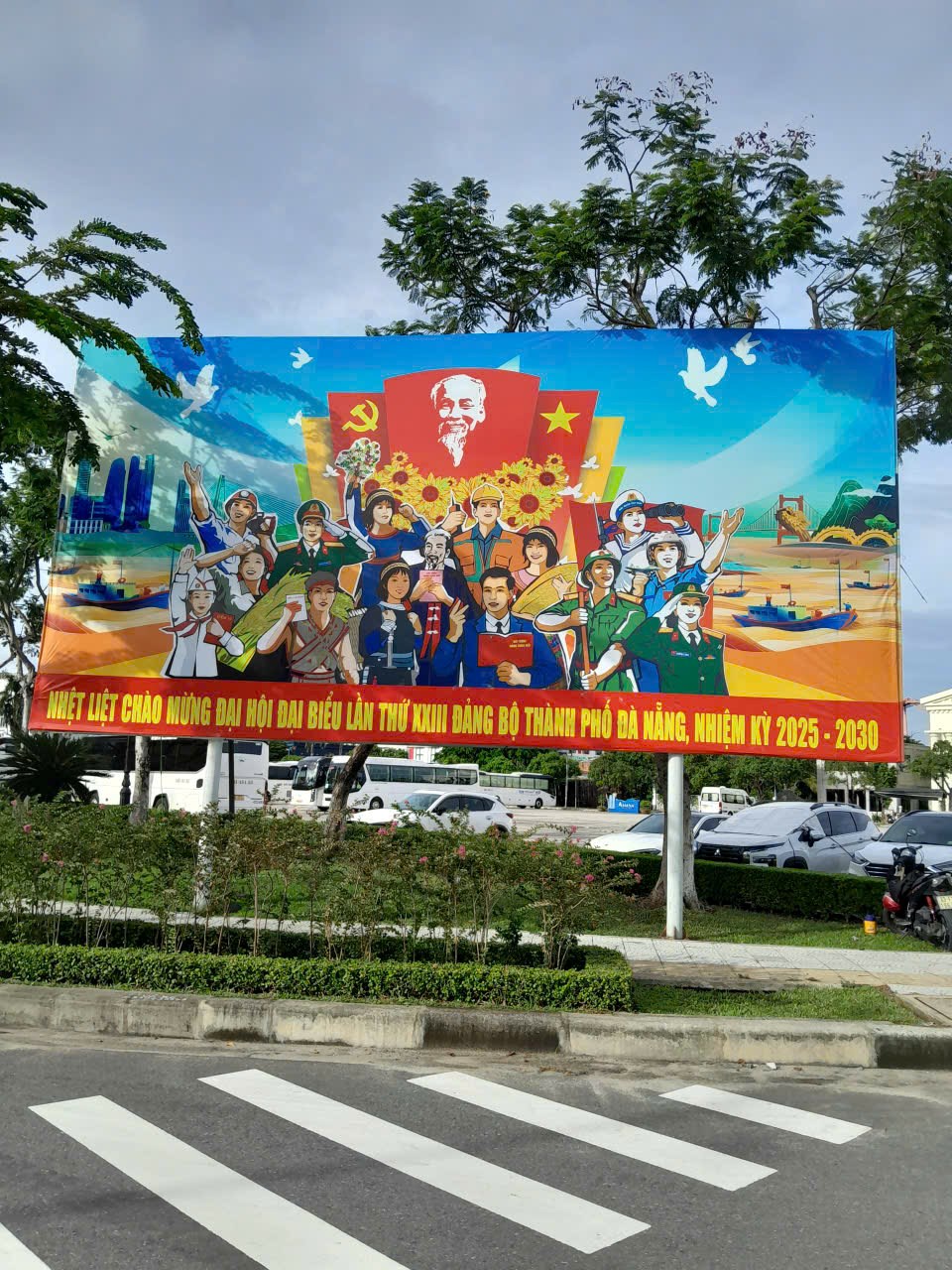 Phố phường rực rỡ sắc cờ hoa chào mừng Đại hội XXIII Đảng bộ thành phố - ảnh 5