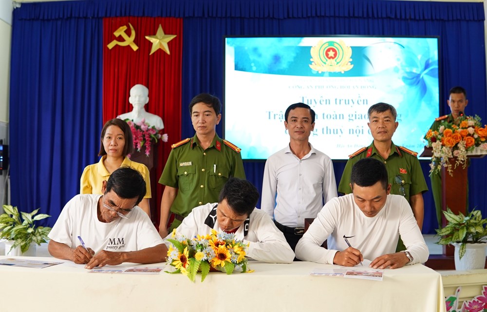 Tuyên truyền pháp luật, nâng cao kỹ năng đảm bảo an toàn du lịch đường thủy - ảnh 1