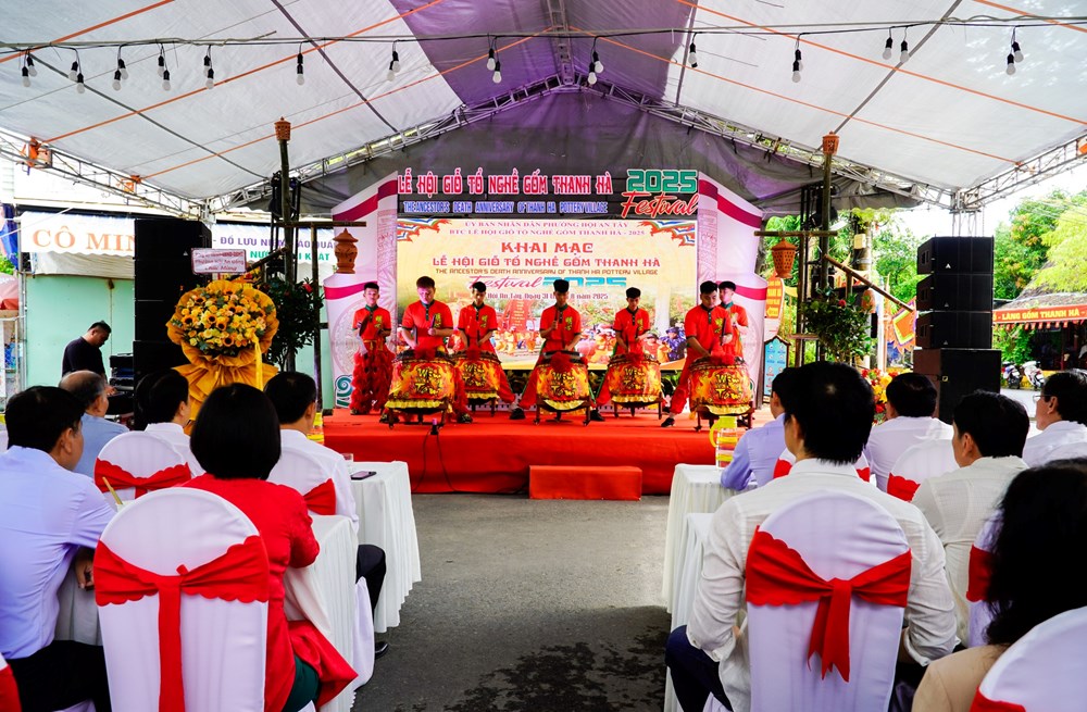 Làng gốm Thanh Hà rộn ràng khai hội  - ảnh 1