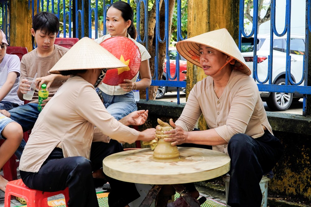 Làng gốm Thanh Hà rộn ràng khai hội  - ảnh 4