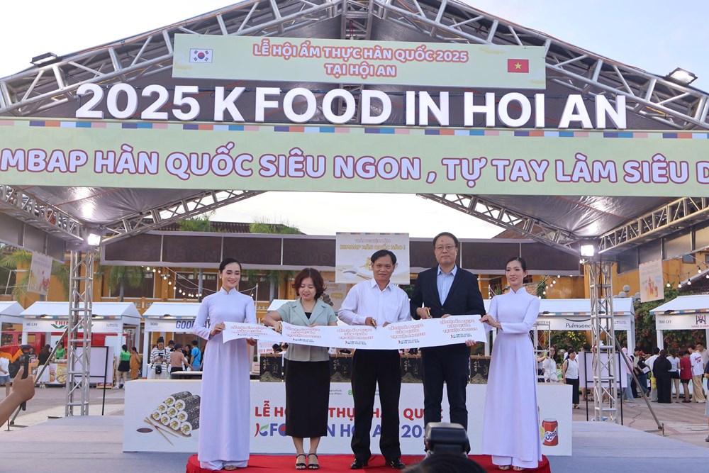 Du khách hào hứng thưởng thức ẩm thực Hàn Quốc tại Hội An - ảnh 1