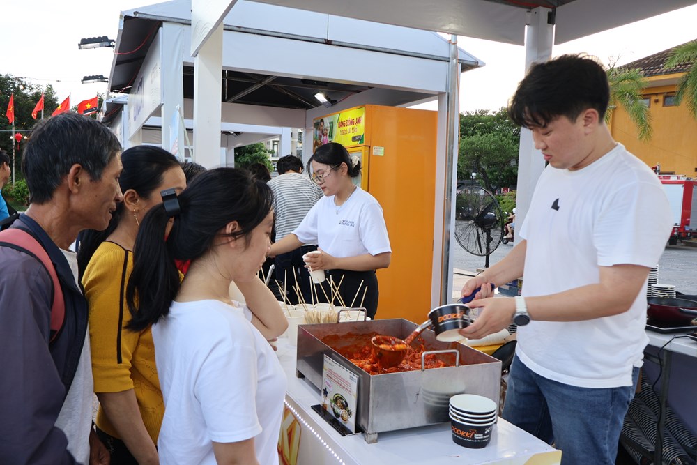 Du khách hào hứng thưởng thức ẩm thực Hàn Quốc tại Hội An - ảnh 5