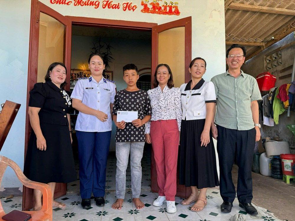 Hội phụ nữ Vùng cảnh sát biển 2 tặng quà cho học sinh và phụ nữ có hoàn cảnh khó khăn - ảnh 2