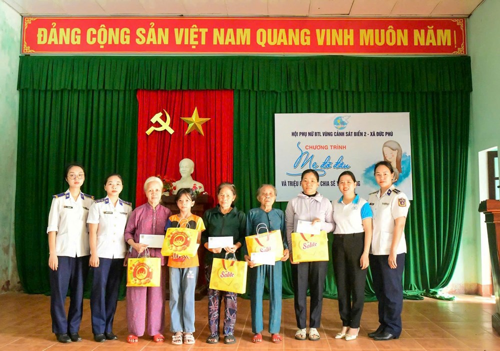 Hội phụ nữ Vùng cảnh sát biển 2 tặng quà cho học sinh và phụ nữ có hoàn cảnh khó khăn - ảnh 1
