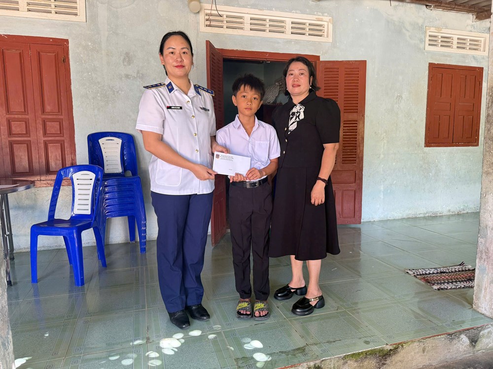 Hội phụ nữ Vùng cảnh sát biển 2 tặng quà cho học sinh và phụ nữ có hoàn cảnh khó khăn - ảnh 3