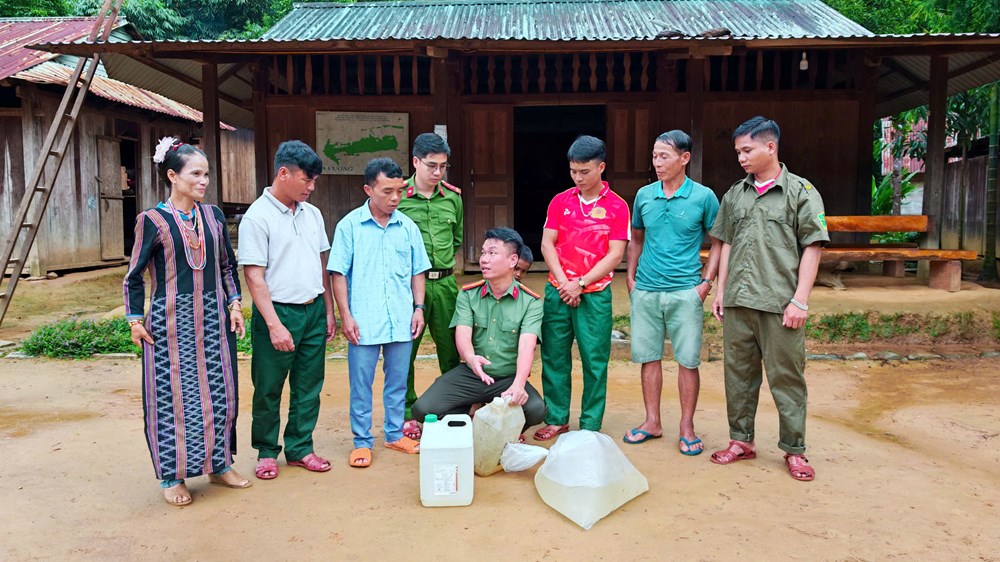 Các xã vùng cao Đà Nẵng gấp rút triển khai phòng chống bão số 10 - ảnh 3