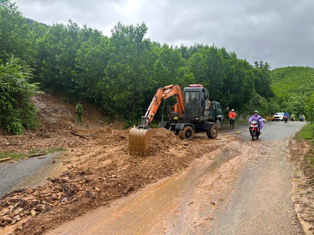Thành lập Ban chỉ huy tiền phương ứng phó bão số 10 - ảnh 3