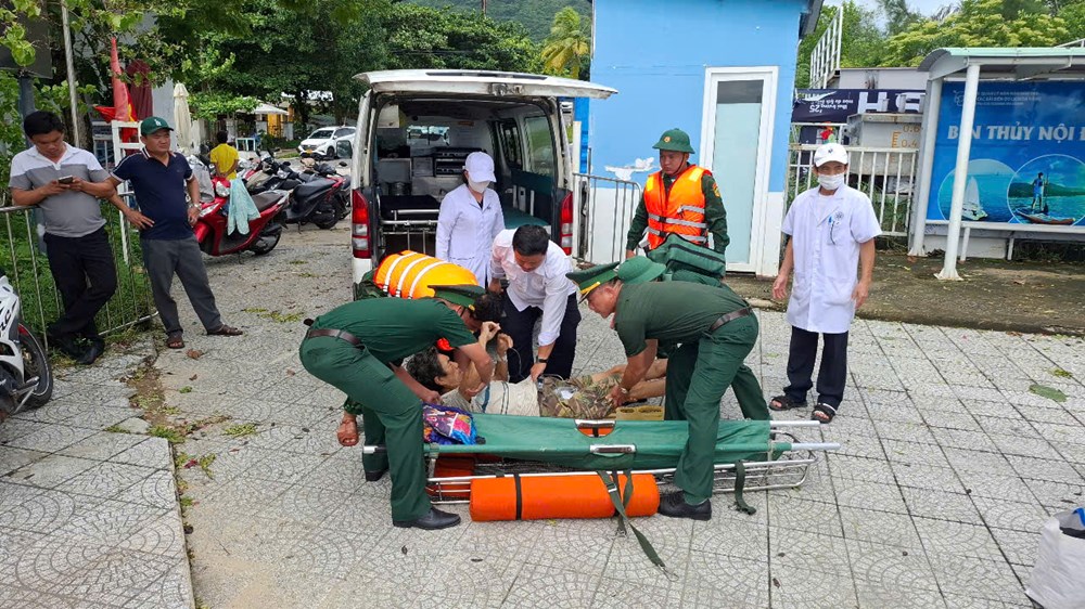 Bộ đội biên phòng hỗ trợ đưa 2 bệnh nhân trên đảo Cù Lao Chàm vào bờ cấp cứu - ảnh 3