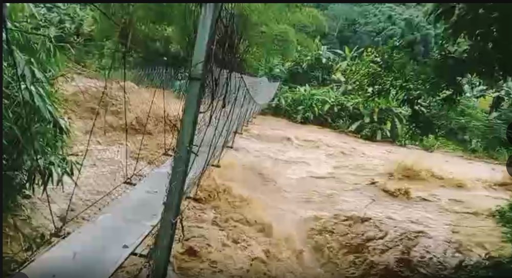 Mưa, lũ lớn tạo hố sâu, gây nguy hiểm trên QL24C đoạn qua Đà Nẵng  - ảnh 6