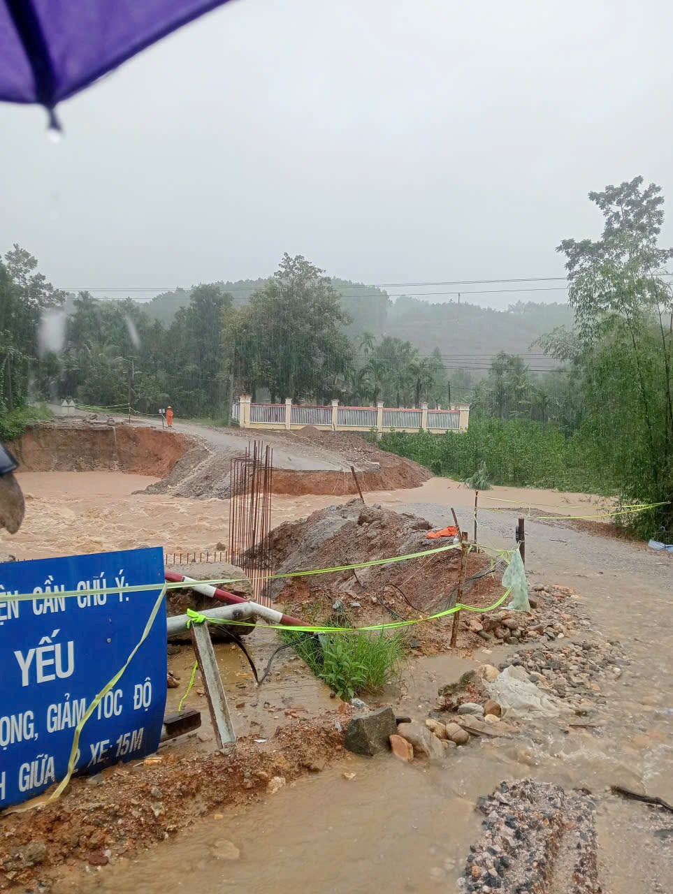 Mưa lớn kéo dài, nhiều tuyến đường vùng cao sạt lở, chia cắt - ảnh 4