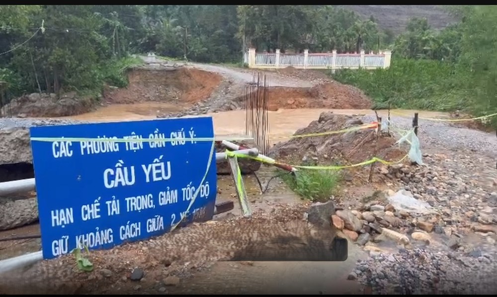 Mưa, lũ lớn tạo hố sâu, gây nguy hiểm trên QL24C đoạn qua Đà Nẵng  - ảnh 2