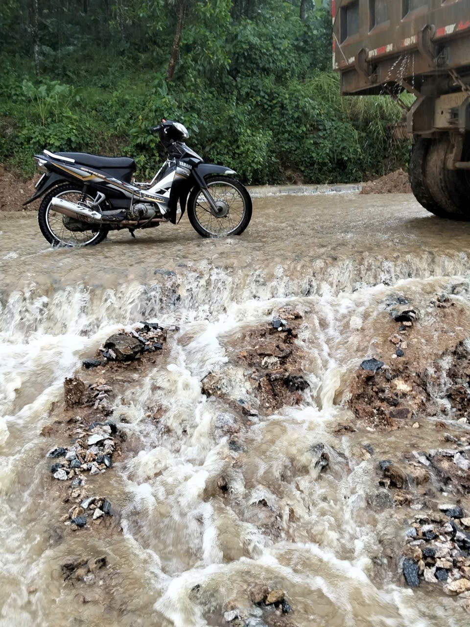 Mưa lớn kéo dài, nhiều tuyến đường vùng cao sạt lở, chia cắt - ảnh 2