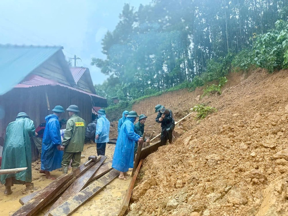 Lũ tiếp tục lên nhanh, khẩn trương di dời dân vùng ngập lũ đến nơi trú ẩn an toàn - ảnh 6