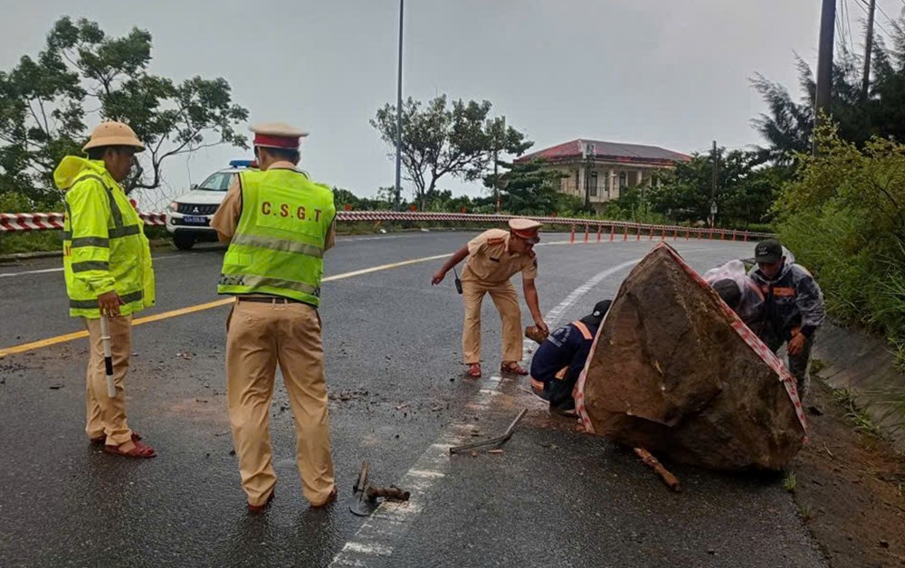 Mưa lớn kéo dài, nhiều vùng ngập sâu, sạt lở, bị cô lập - ảnh 10