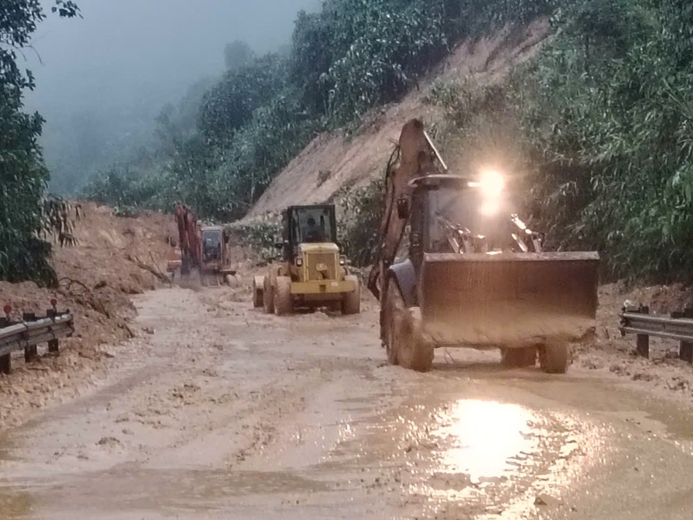 Mưa lớn kéo dài, nhiều vùng ngập sâu, sạt lở, bị cô lập - ảnh 9