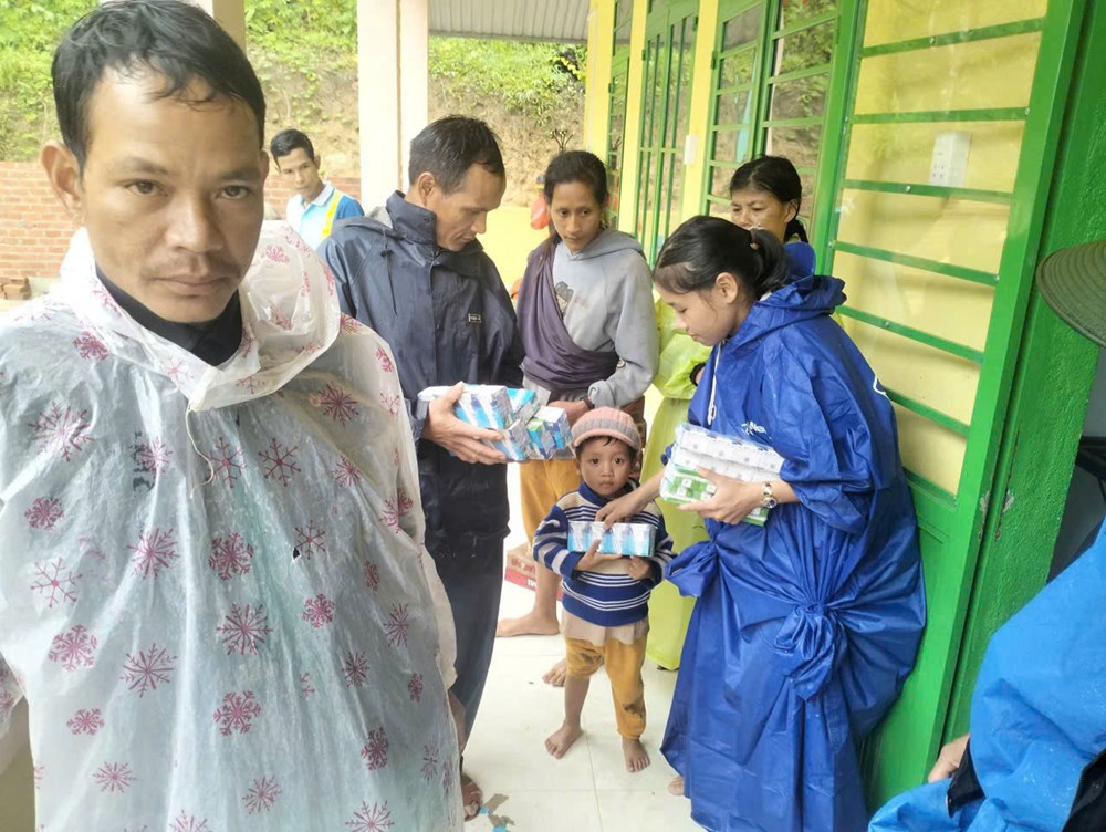 Lũ tiếp tục lên nhanh, khẩn trương di dời dân vùng ngập lũ đến nơi trú ẩn an toàn - ảnh 10