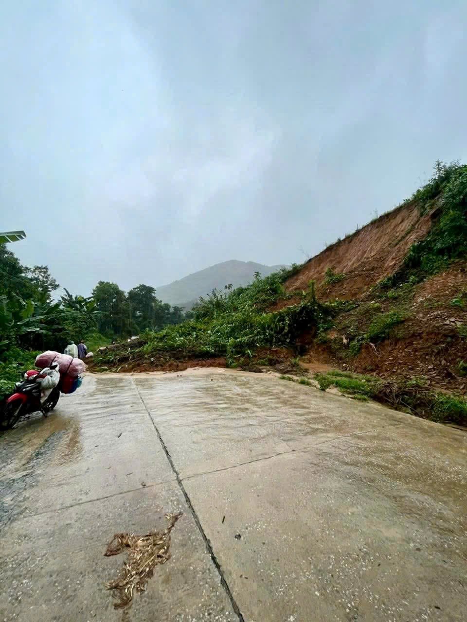 Mưa lớn kéo dài, nhiều vùng ngập sâu, sạt lở, bị cô lập - ảnh 7