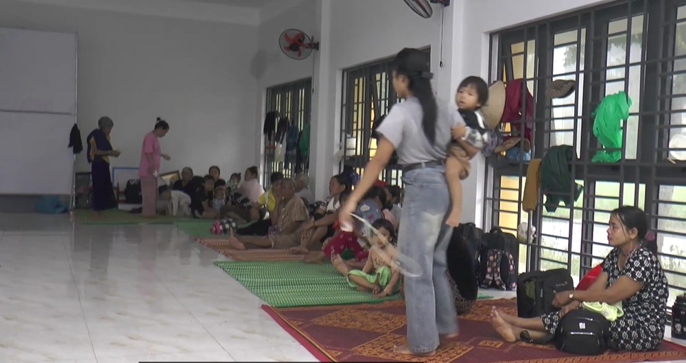 Lũ tiếp tục lên nhanh, khẩn trương di dời dân vùng ngập lũ đến nơi trú ẩn an toàn - ảnh 3