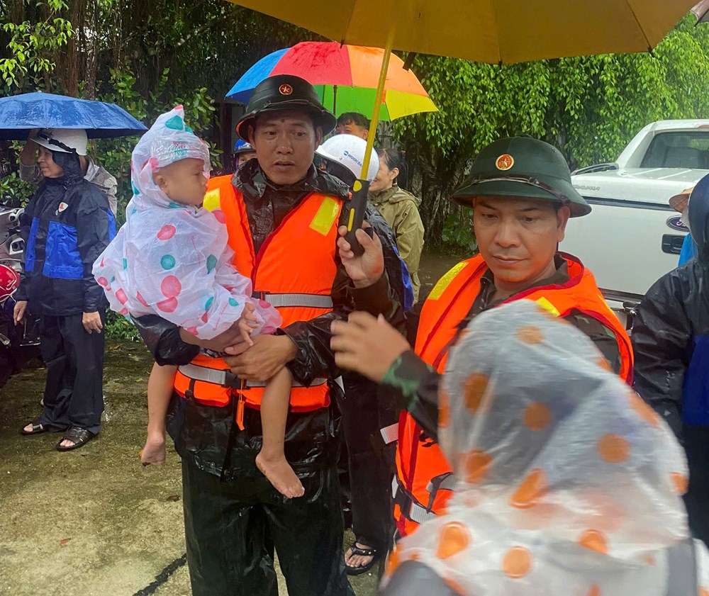 Lũ tiếp tục lên nhanh, khẩn trương di dời dân vùng ngập lũ đến nơi trú ẩn an toàn - ảnh 2