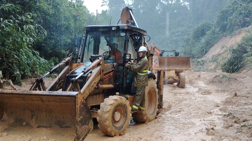 Mưa lớn kéo dài, nhiều vùng ngập sâu, sạt lở, bị cô lập - ảnh 8