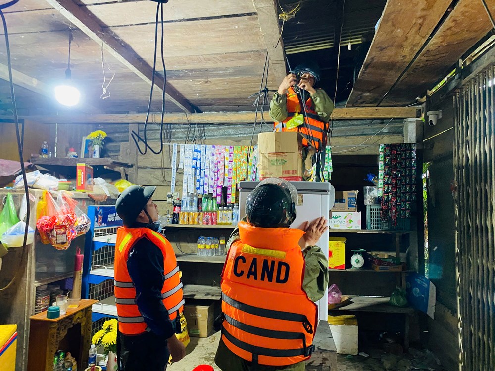 Mưa lớn kéo dài, nhiều vùng ngập sâu, sạt lở, bị cô lập - ảnh 11