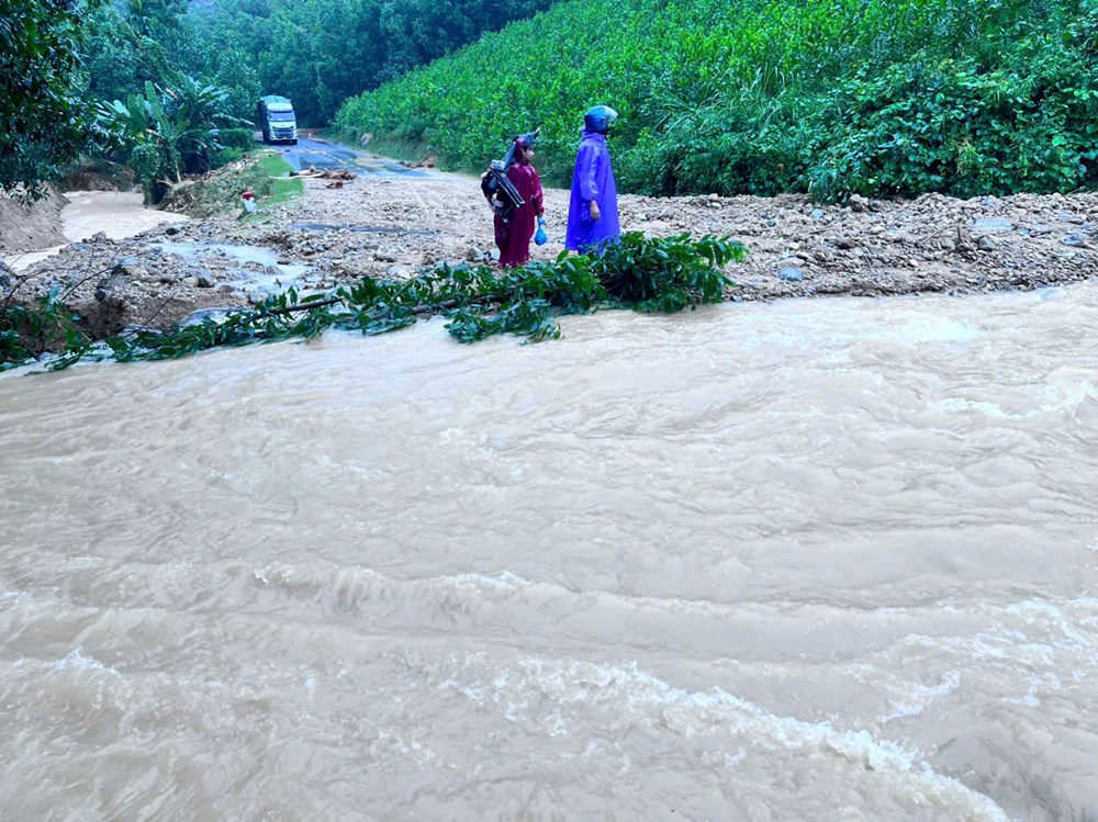 Mưa lớn kéo dài, nhiều vùng ngập sâu, sạt lở, bị cô lập - ảnh 4