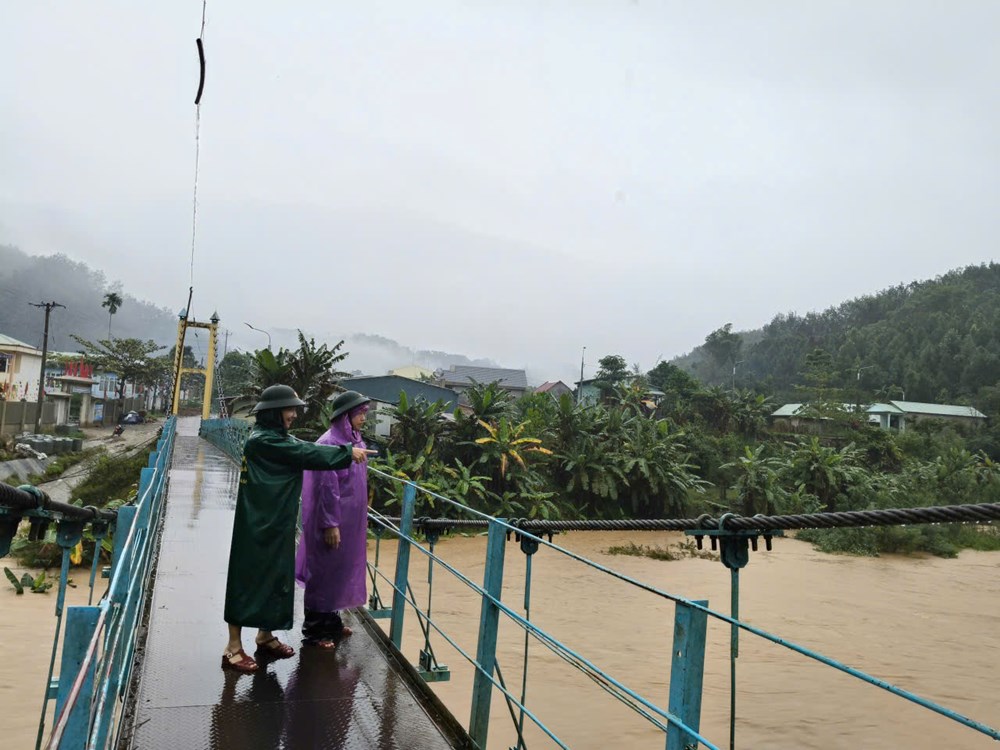 Mưa lớn kéo dài, nhiều vùng ngập sâu, sạt lở, bị cô lập - ảnh 6