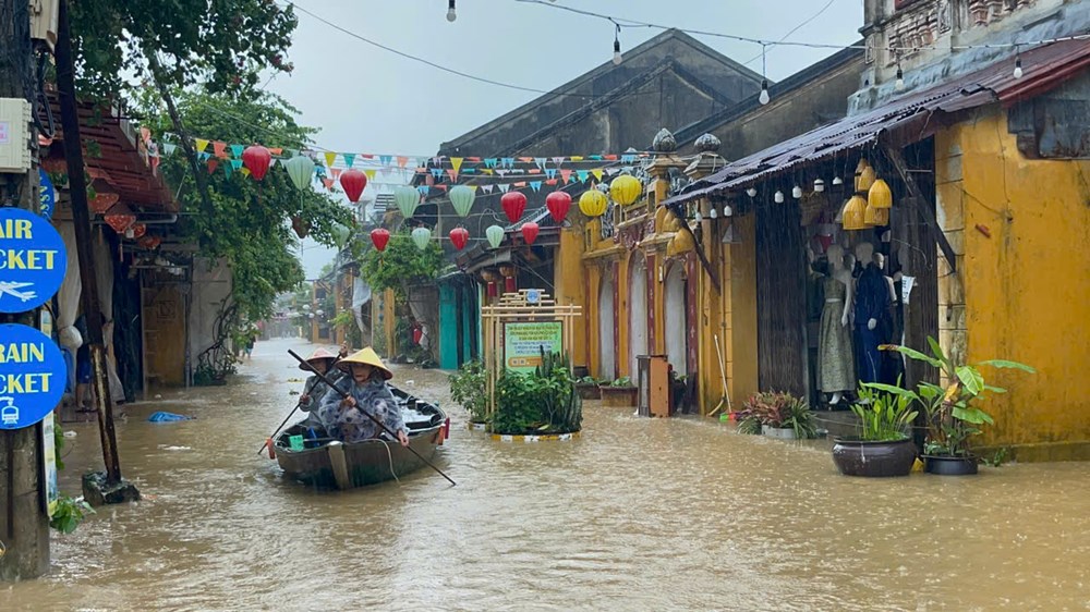 Mưa lớn kéo dài, nhiều vùng ngập sâu, sạt lở, bị cô lập - ảnh 3