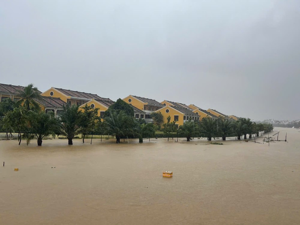 Mưa lớn kéo dài, nhiều vùng ngập sâu, sạt lở, bị cô lập - ảnh 15
