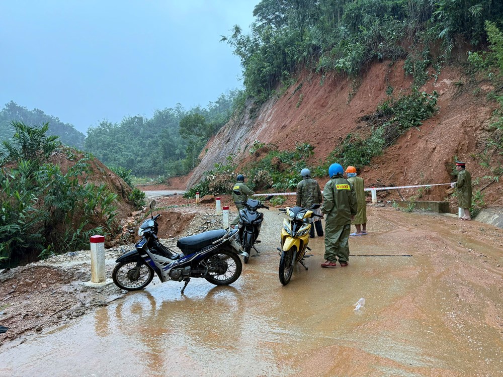 Tập trung ứng phó và khắc phục hậu quả do mưa lũ, sạt lở đất đá - ảnh 7