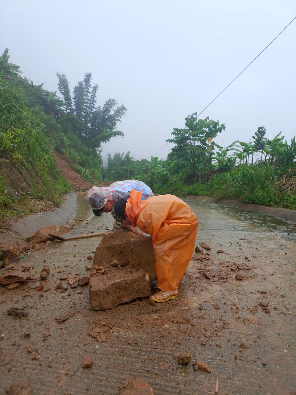 Lũ tiếp tục lên nhanh, khẩn trương di dời dân vùng ngập lũ đến nơi trú ẩn an toàn - ảnh 1